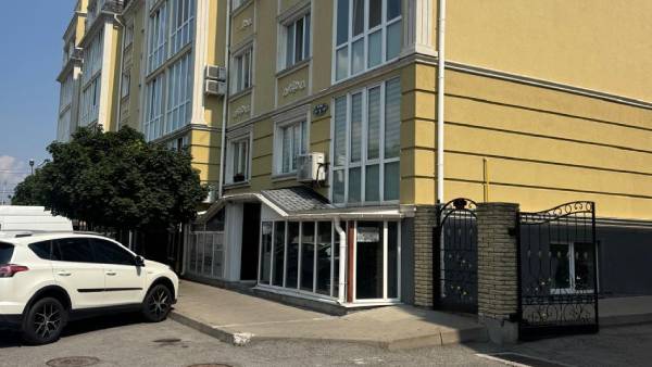 <Будинок майстерні з вулиці